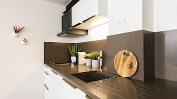 Frigorífico, microondas, horno y placa de cocina