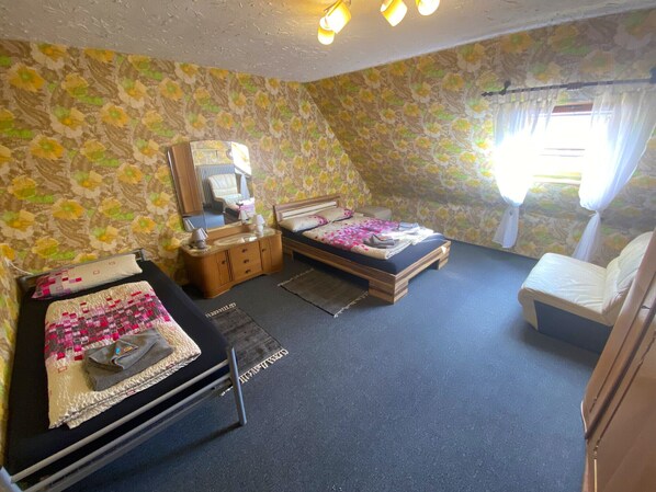 3 bedrooms, desk, free WiFi, bed sheets