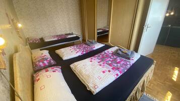 3 bedrooms, desk, free WiFi, bed sheets