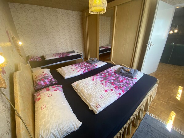 3 bedrooms, desk, free WiFi, bed sheets