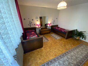3 habitaciones, escritorio, wifi gratis y ropa de cama 