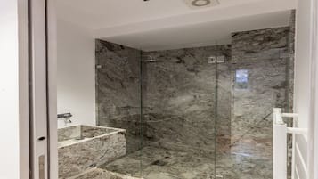 Regadera, bidet, toallas, jabón