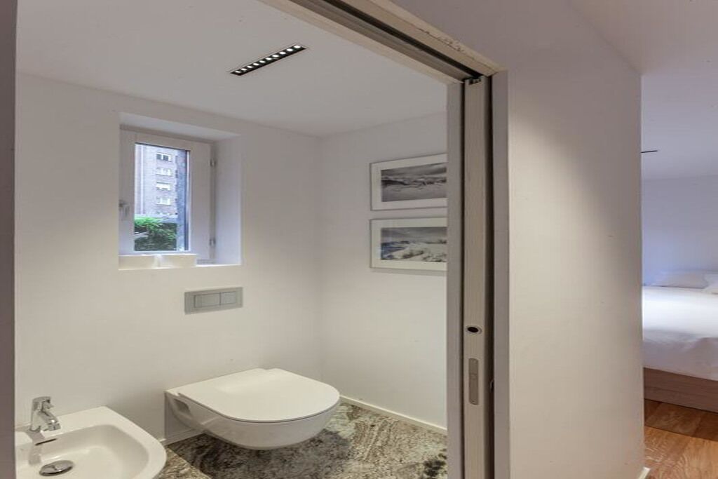 Een douche, een bidet, handdoeken, zeep