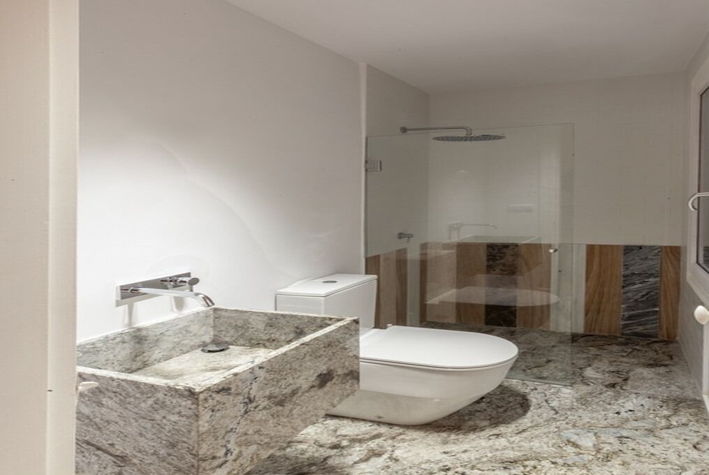 Een douche, een bidet, handdoeken, zeep