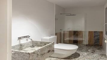 Dusche, Bidet, Handtücher, Seife