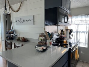 Kylskåp, mikrovågsugn, ugn och spishäll