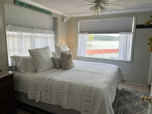 2 bedrooms, iron/ironing board, free WiFi, bed sheets - Lakeside Cottage, cleaned and managed by owner - NO CLEANING FEE (Hot Springs)