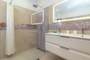 Badewanne, Haartrockner, Handtücher