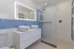 Bathtub, hair dryer, towels