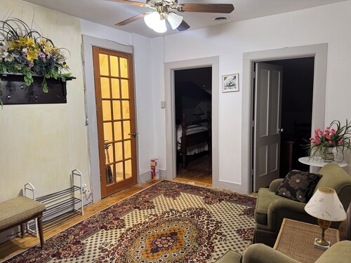 Victorian Walk-up 3 bedroom apartment 