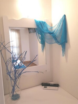 Appartement Confort | 2 chambres, décor unique, ameublement unique, bureau