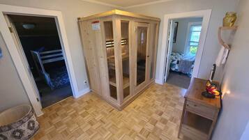 5 bedrooms, desk, free WiFi, bed sheets