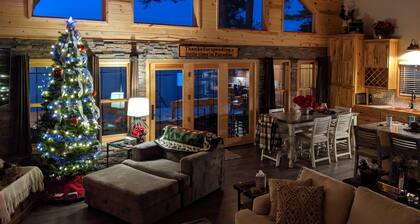 Cozy Home, Hot Tub, Dock, Kayaks, Swimming, Fishing, Pub in Walking Distance