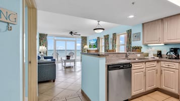 Classic Condo, 2 Bedrooms, Ocean View, Oceanfront | Private kitchen