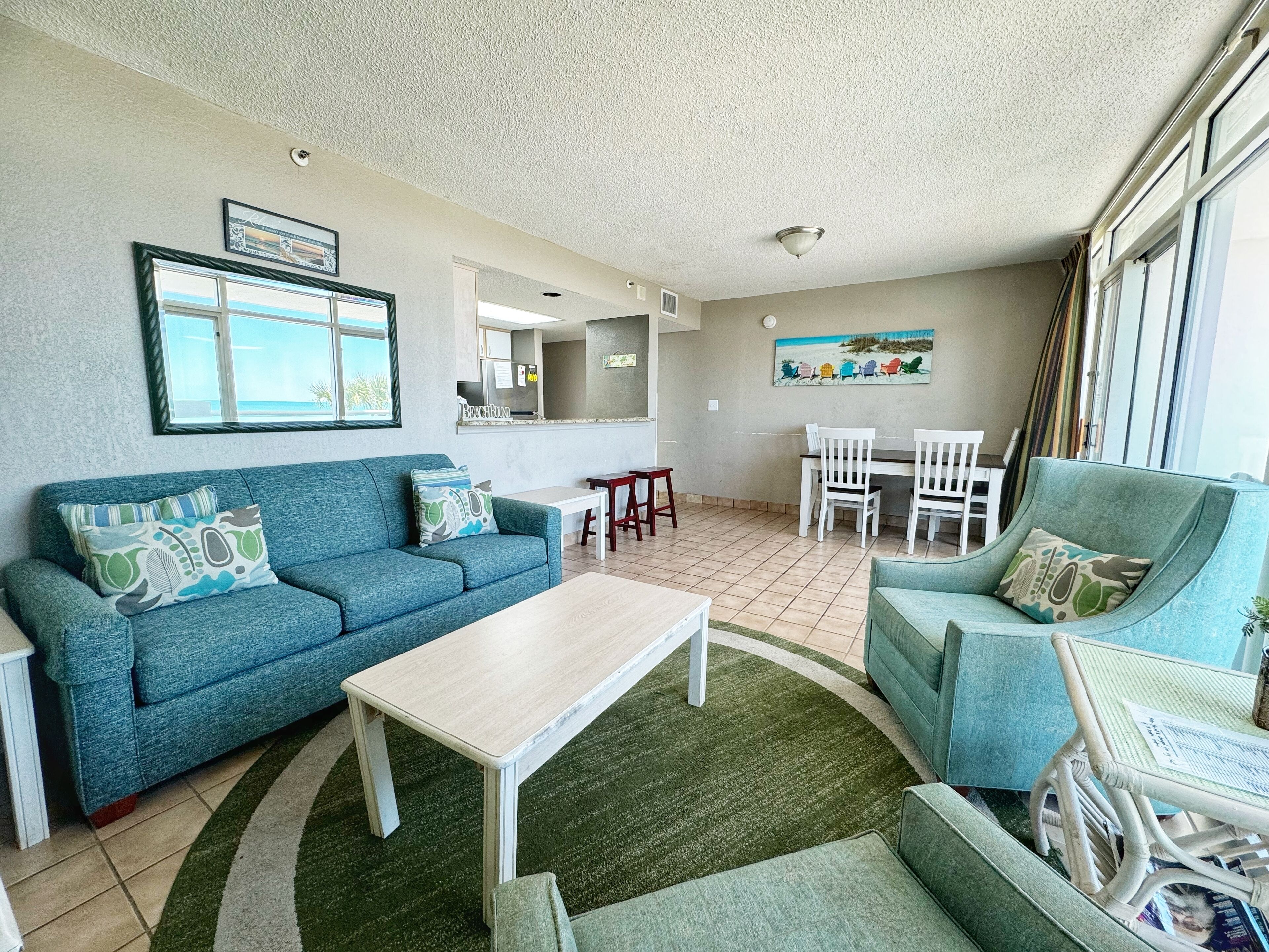 Classic-huoneisto, 2 makuuhuonetta, parveke, valtameren rannalla | Olohuone