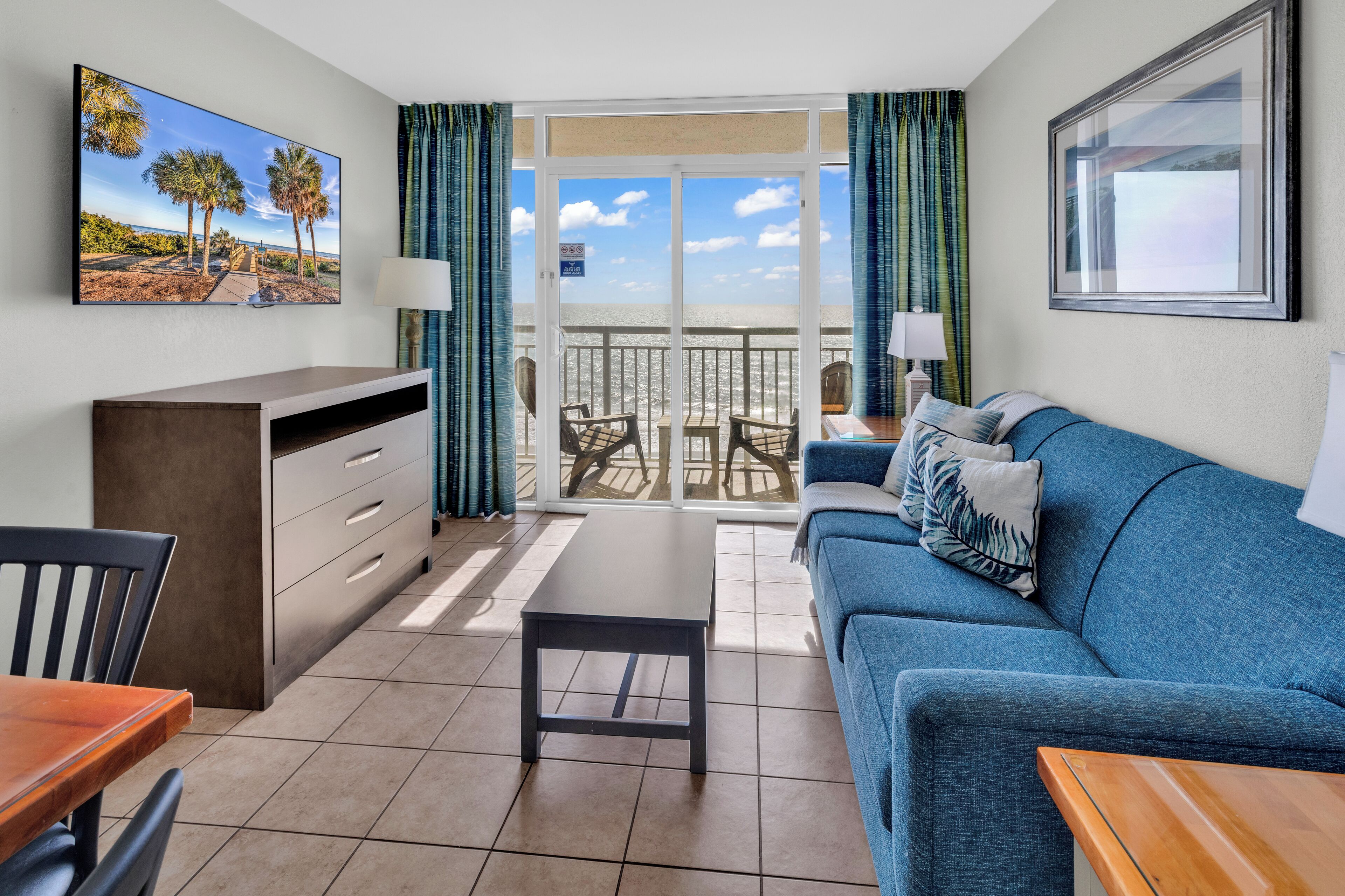 家庭公寓客房, 2 間臥室, 陽台, 海灘景觀 | 客廳 | 50-吋智慧型電視，提供數位頻道