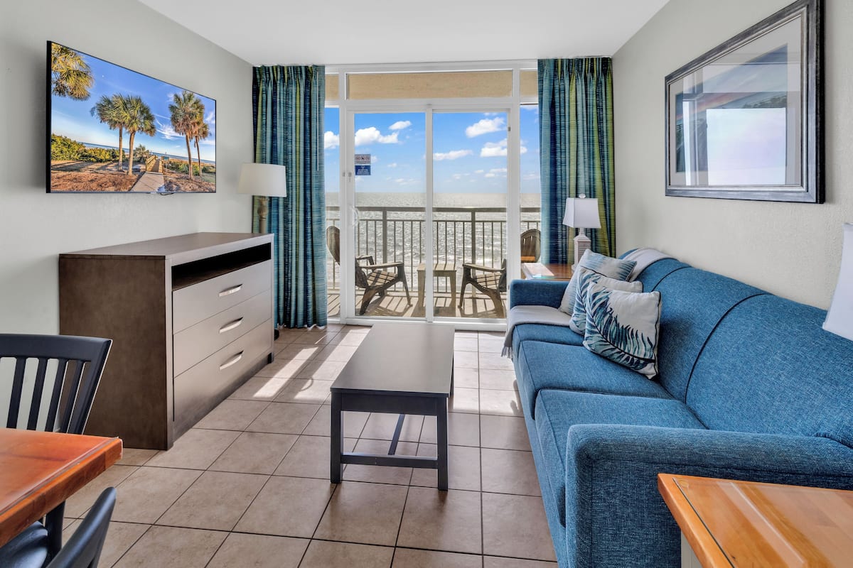 FamiljelÀgenhet - 2 sovrum - balkong - utsikt mot stranden | Vardagsrum | 50-tums smart-tv med digitalkanaler