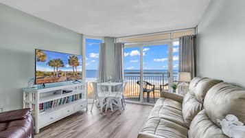 Signature Condo, 1 Bedroom, Ocean View, Oceanfront | Ruang tamu