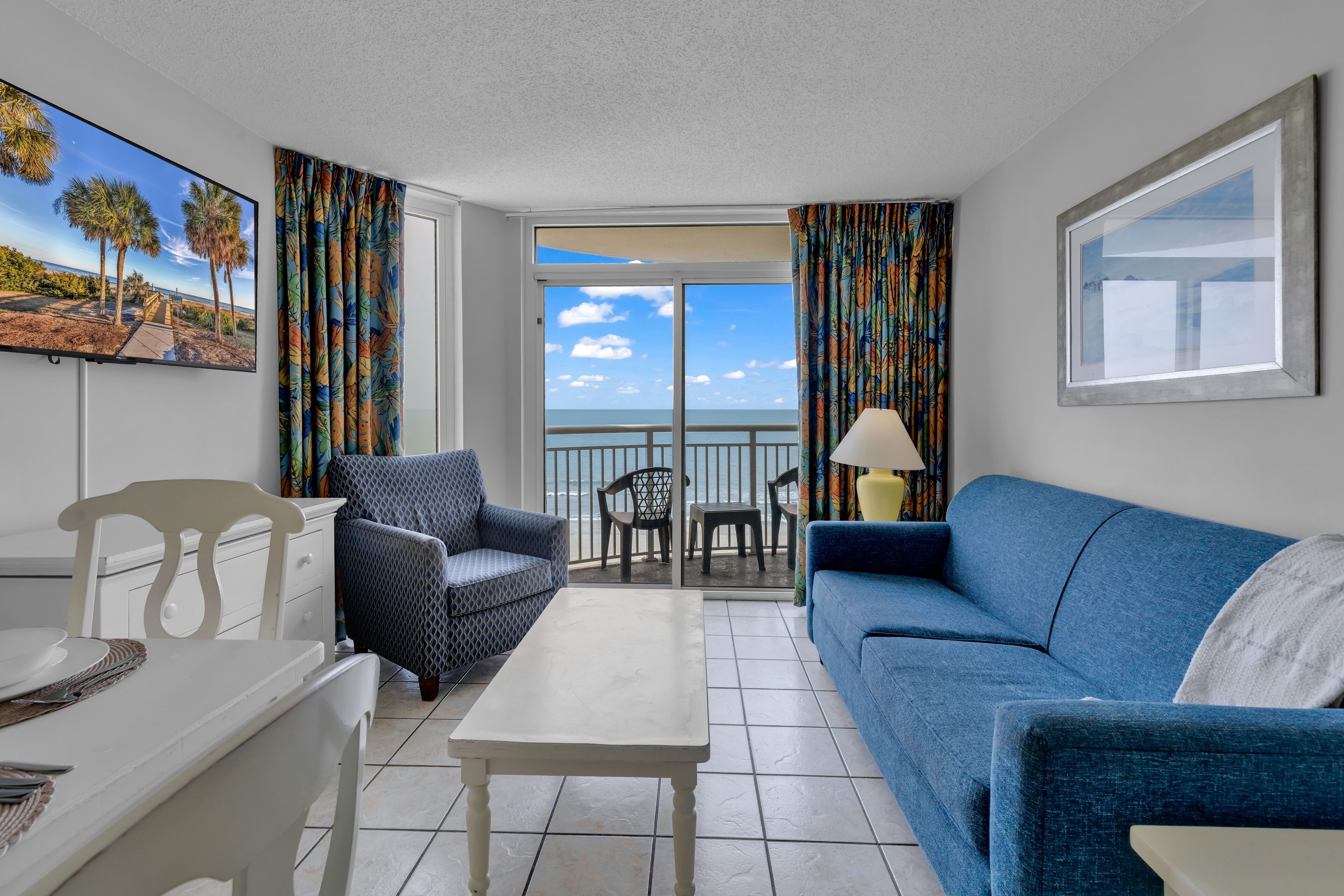 Comfort-huoneisto, 2 makuuhuonetta, parveke, rantanäköala | Olohuone