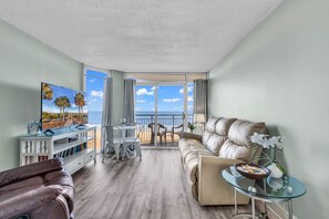 Signature-Apartment, 1 Schlafzimmer, Meerblick, Meerseite | Wohnzimmer | 50-Zoll-Smart-TV mit Digitalempfang