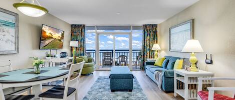 Condo Confort, 1 habitación, vista a la playa, frente al mar | Sala de estar | Smart TV de 50 pulgadas con canales digitales