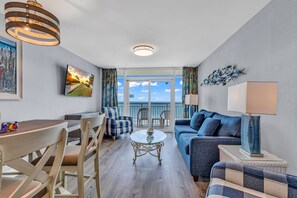 Signature-Apartment, 1 Schlafzimmer, Meerblick, Meerseite | Wohnzimmer | 50-Zoll-Smart-TV mit Digitalempfang