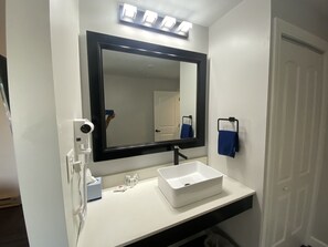 Chuveiro/banheira combinados, secador de cabelo, toalhas de banho