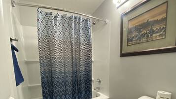 Bañera con ducha, secador de pelo, toallas, jabón