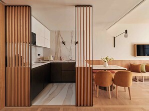 Suite | Cocina privada | Cafetera o tetera, hervidor eléctrico, tostadora y artículos de limpieza