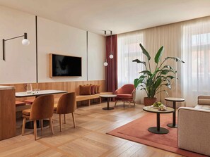 Suite – deluxe | Oppholdsrom | En 44-tommers LED-TV med Parabol-TV samt TV