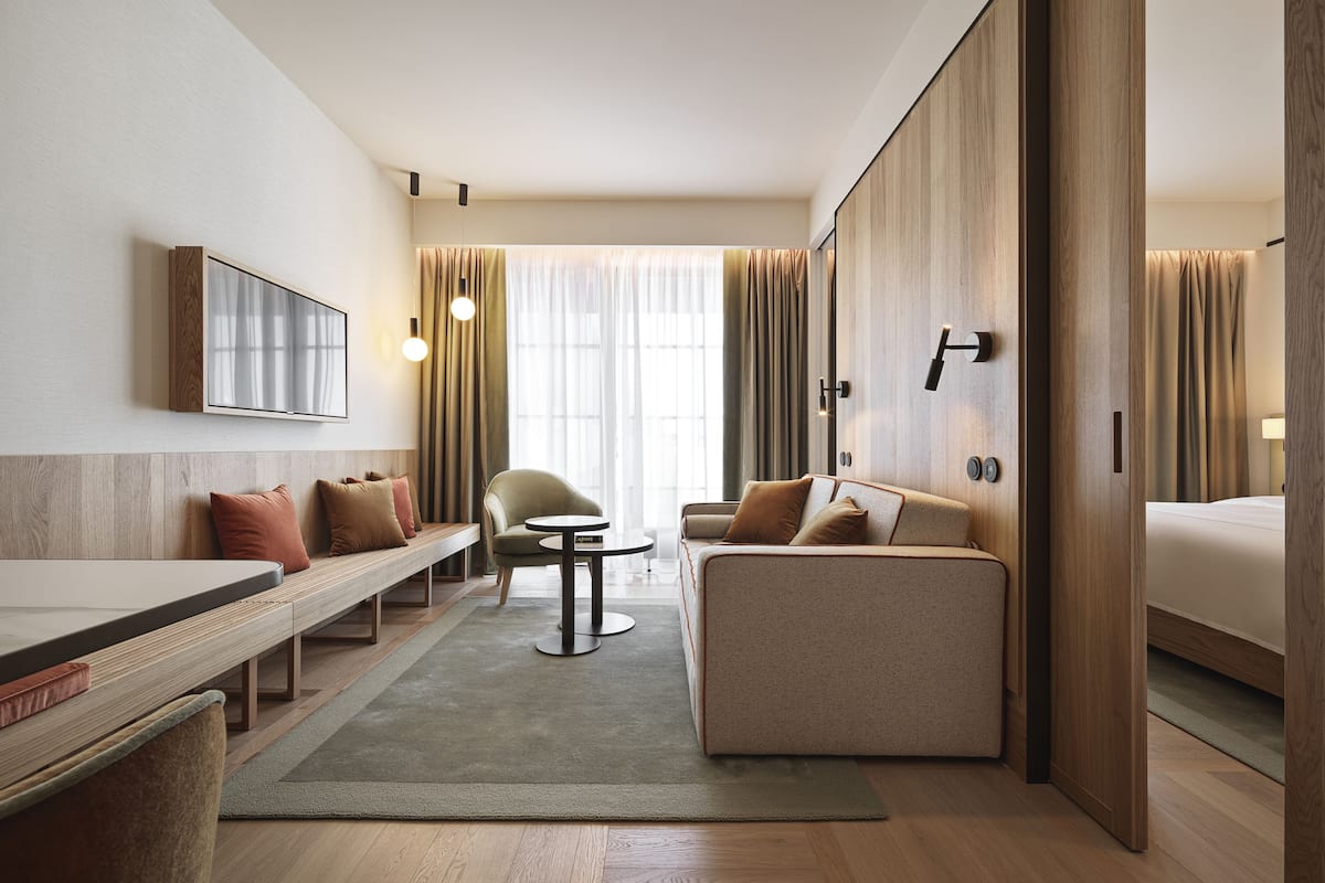 Suite | Living room | 44-inch LED TV with satellite channels, TV