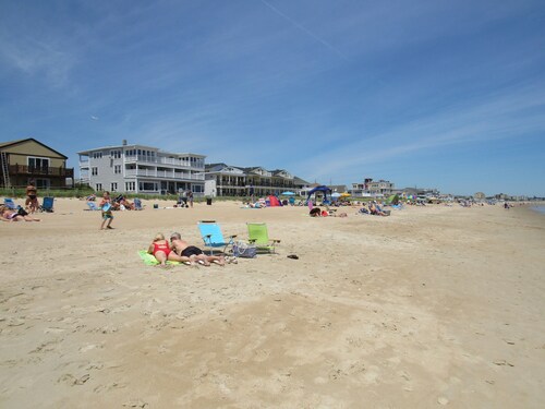 Large three bedroom condo, steps from beach and amusement area