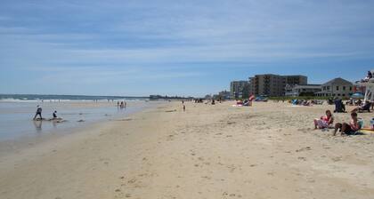 Large three bedroom condo, steps from beach and amusement area