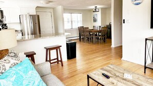 Un appartement moderne comprenant une cuisine, un coin repas et un salon.