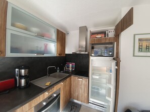 Kylskåp, mikrovågsugn, ugn och spishäll