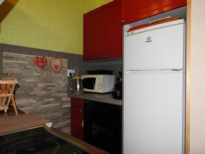 Fridge, microwave, oven, coffee/tea maker