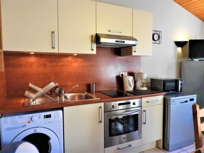 Jääkaappi, mikroaaltouuni, uuni, astianpesukone