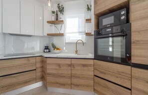 House | Private kitchen | Fridge, cookware/dishes/utensils