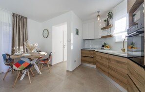 House | Dapur peribadi | Peti sejuk, alat memasak/pinggan mangkuk/perkakas dapur 