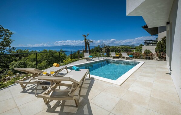 Piscine extérieure, piscine chauffée