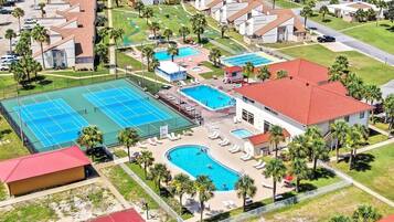 Een buitenzwembad, een verwarmd zwembad