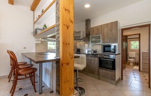 House | Private kitchen | Fridge, cookware/dishes/utensils