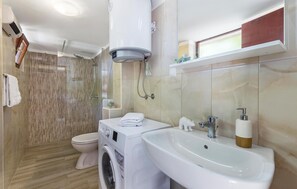 Apartment | Bathroom - Amazing Apartment in Pula With Wifi (Pula)