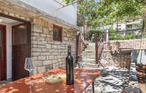 Outdoor dining - Amazing Apartment in Pula With Wifi (Pula)
