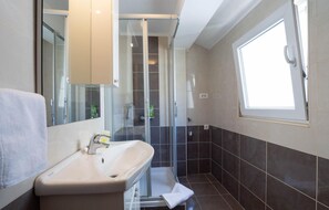 House | Bathroom | Shower - Beautiful Home in Split With Wifi and 4 Bedrooms (Split)