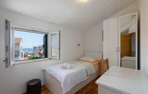 House | 4 bedrooms, free WiFi, bed sheets - Beautiful Home in Split With Wifi and 4 Bedrooms (Split)