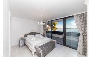 House - Beautiful Home in Kastel Stari with Hot Tub, Sauna & Outdoor Swimming Pool (Kastela)