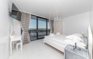 House | 7 bedrooms, free WiFi, bed sheets