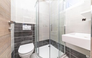 House | Bathroom | Towels - Beautiful Home in Prgomet With 3 Bedrooms, Wifi and Outdoor Swimming Pool (Prgomet)