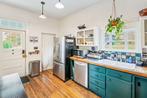Fridge, microwave, oven, stovetop - Sweet Afton | Country House in Heart of Wine Country (Afton)